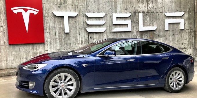 Tesla, la sfida dei prezzi affossa il titolo. Ecco quando comprare