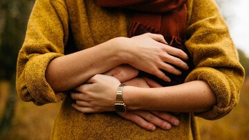 Cosa significa toccare continuamente una persona mentre le si parla, secondo la psicologia