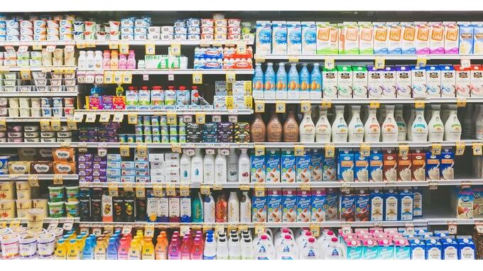 Perché il prezzo del latte è destinato ad aumentare a dismisura e le possibili conseguenze 
