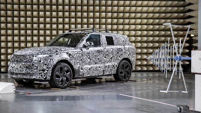 Jaguar Land Rover presenta una nuova struttura per i test di auto elettriche e connesse