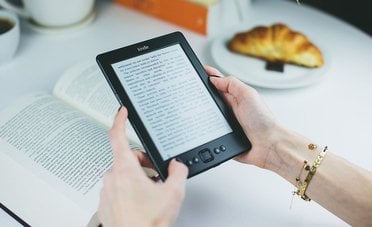 Se hai uno di questi Kindle da domani potrebbe non funzionare più (per colpa di Amazon)