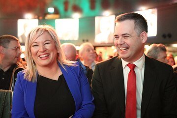 Michelle O'Neill: chi è la donna che vinto le elezioni in Irlanda del Nord e cosa può succedere adesso