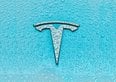 Tesla, ricavi oltre le attese a $28,1 miliardi, ma utile in discesa