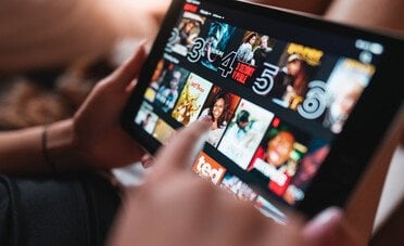 Abbonamenti doppi in casa, quanto costano davvero in un anno?