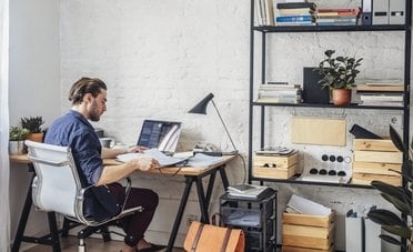 Avere un lavoro non basta più. Perché in Italia i salari ti rendono povero lo stesso?