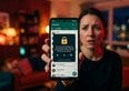 Come capire se il tuo partner spia WhatsApp o altre app? I segnali e cosa fare