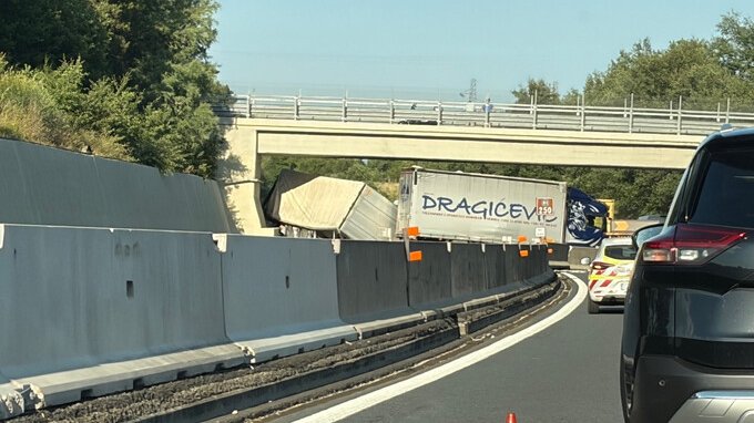 A1 bloccata: camion invade corsia all'altezza di Arezzo