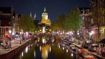 Perché le città europee ora sono piene di lampioni con luce rossa 