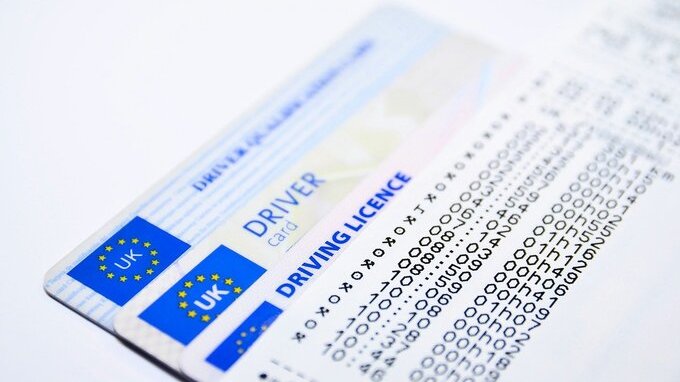 È ufficiale, l'Ue modifica l'età minima per ottenere la patente di guida (e non solo)