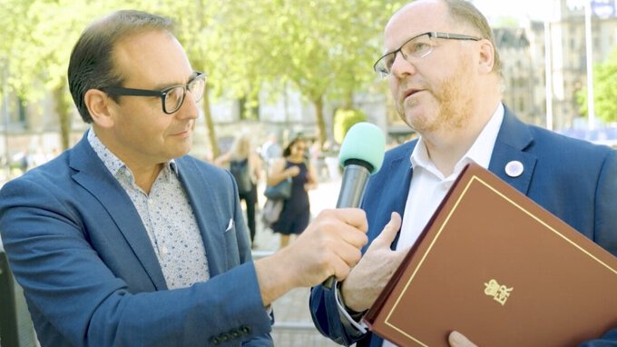 Questo politico inglese si è dimesso perché non riusciva a pagare il mutuo con 120.000 euro l'anno