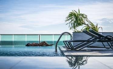Non trova il lettino nella piscina dell'hotel. Risarcito con 1.000 euro