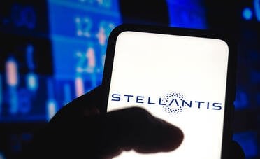 Azioni Stellantis ai minimi in 10 anni, -56% nel 2026. Il confronto con il FTSE MIB