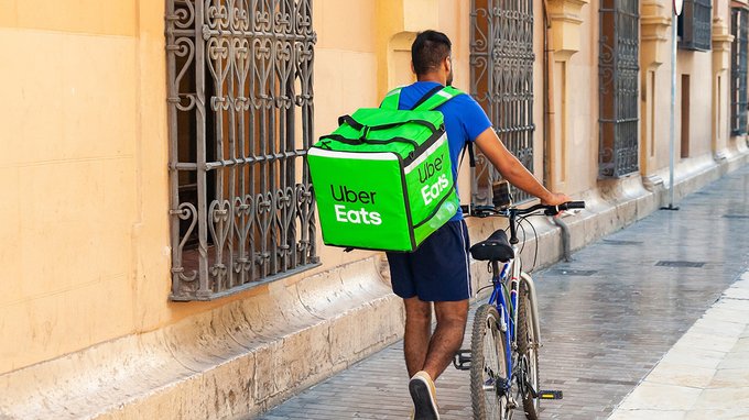 In quali casi i rider sono dipendenti? Cosa cambia con la nuova direttiva Ue