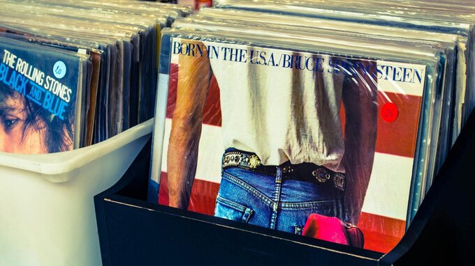 Gli italiani investono 57 euro al mese nella musica. Il dato che sta trainando un intero mercato 