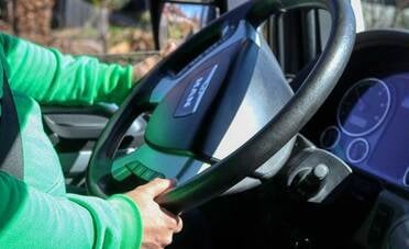 Mancano migliaia di autisti in Italia, le aziende lanciano degli incentivi per trovarli. Ecco chi assume
