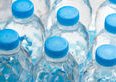 Solo una marca di bottiglie d'acqua non contiene microplastiche