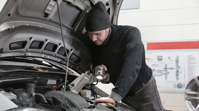 Cosa significa se senti un rumore metallico che proviene da sotto l'auto?
