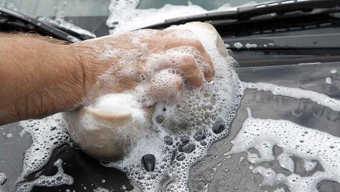È legale lavare l'auto in strada? 