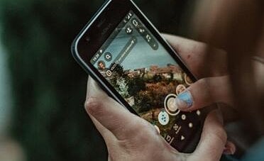 L'UE fissa un'età minima per utilizzare i social network. Cosa cambia per i giovani?