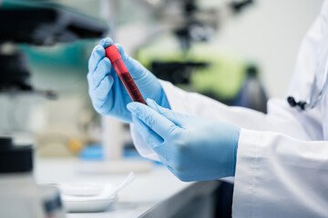 Covid, nuova variante Flirt può provocare trombosi: cosa sappiamo