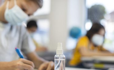 Alunno positivo o con sintomi a scuola, cosa succede? La risposta di Giannelli