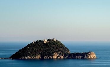Dalla Sicilia alla laguna di Venezia: quanto costa comprare un'isola privata in Italia 