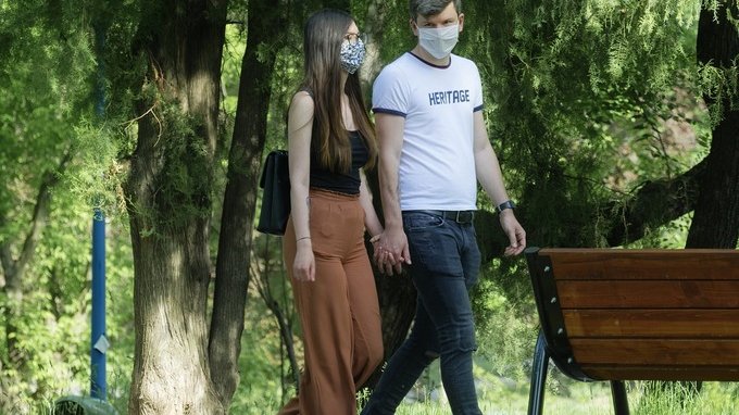La mascherina all'aperto si può già togliere in Italia: ecco dove e perché