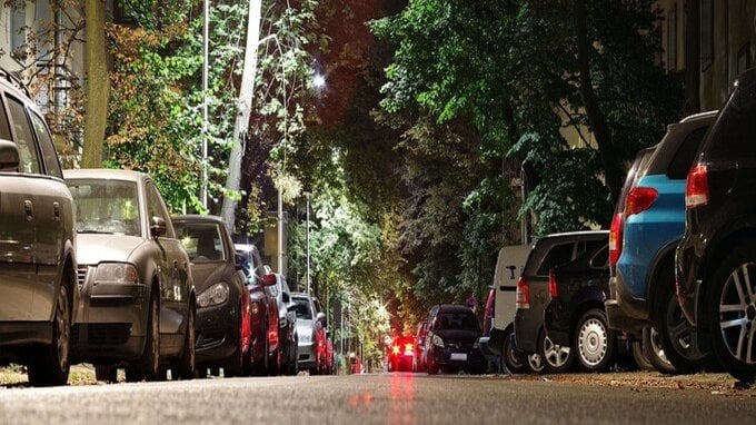 Il vicino può parcheggiare vicino al tuo muro di casa?