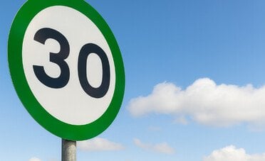 Dal 2030 l'UE introdurrà un sistema che fermerà automaticamente le auto che superano il limite di velocità