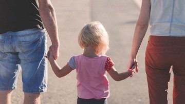 Assegno unico, a quale genitore conviene fare domanda?
