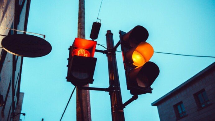 Multa per chi passa con semaforo giallo: ecco cosa si rischia