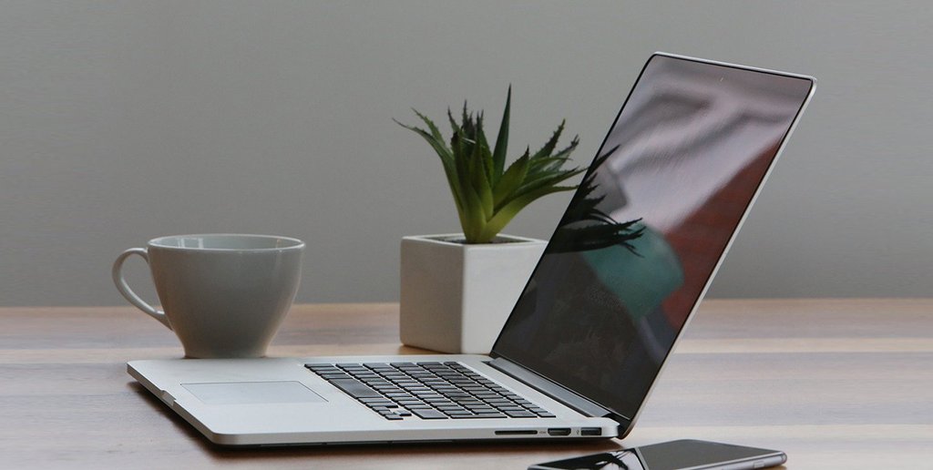 Parentesi graffe { } sulla tastiera PC Windows, Mac e smartphone