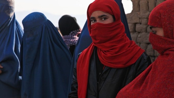 Le leggi dei talebani proibiscono alle donne di parlare e di mostrare il volto scoperto in pubblico