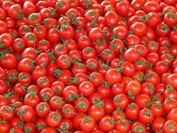 Questi pomodori sono i più ricchi di pesticidi che possiamo trovare al supermercato. Ecco da dove vengono