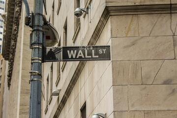Dollaro forte, opportunità o rischio per Wall Street?