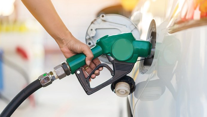 Benzina, rischio chiusura per i distributori: quando può scattare lo stop ai rifornimenti