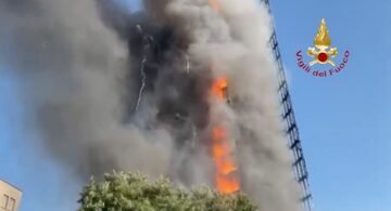 Cosa è successo nel palazzo in fiamme a Milano
