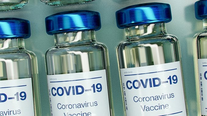 Vaccini, la disparità a livello globale è pericolosa secondo Crisanti: ecco perché