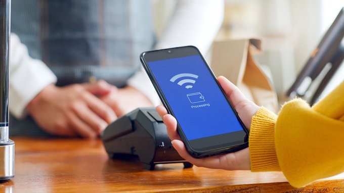 Perché spendiamo di più quando paghiamo con lo smartphone rispetto ai contanti