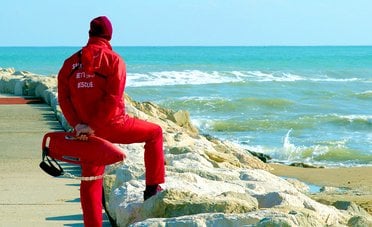 Quanto guadagna un bagnino, lo stipendio per l'estate 2026