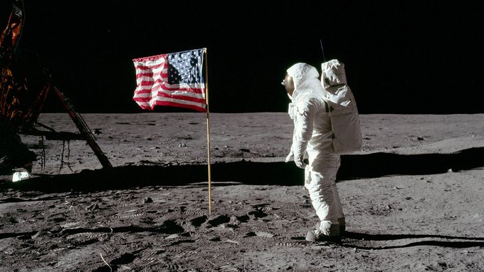 È corsa alla Luna. Musk e Bezos puntano a conquistare il satellite prima della Cina