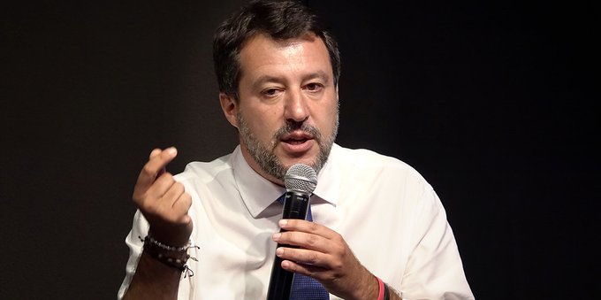 La proposta di Salvini: levare i soldi del reddito di cittadinanza alle famiglie per darli agli imprenditori