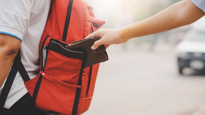 “Attenzione pickpocket!”, significato e origini del nuovo trend anti borseggio