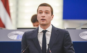 Francia, a destra parte l'operazione successione. Le Pen lancia Bardella