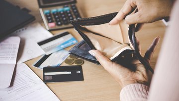 Deve €90.000 al Fisco, ma il debito viene cancellato. Ecco come ha fatto