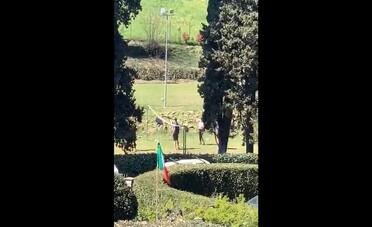 “I figli di Renzi giocano con gli amici portati dalla scorta”. Ma è una fake news. VIDEO