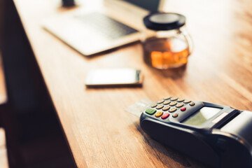 “È una pessima idea”. Perché devi smettere di pagare la spesa con la carta di credito 