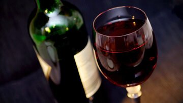 Sapete a cosa serve davvero il “buco” sotto le bottiglie di vino?