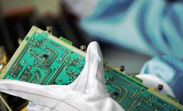 Altro che bolla AI. Ecco i 3 titoli che stanno crescendo davvero