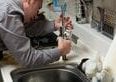 Stai spendendo (troppi) soldi per colpa del tuo rubinetto. Ecco come chiuderlo e curarlo per risparmiare